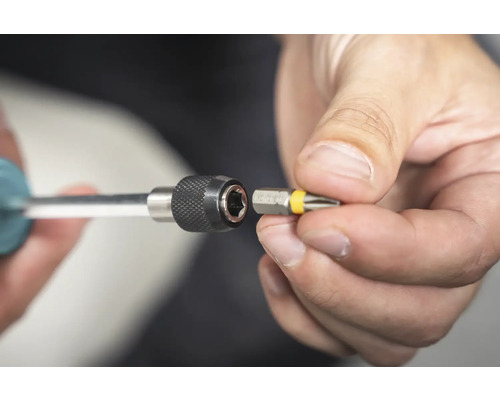 Šroubovák s bitem je držen.