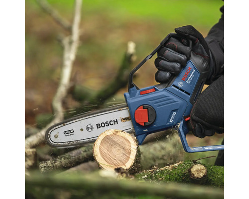 Akumulátorová řetězová pila řeže kmen stromu, logo Bosch