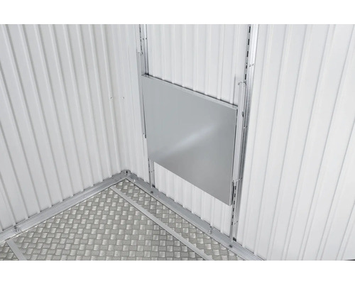 Detailní pohled na zahradní domek s podlahovým plechem a stěnovými panely.