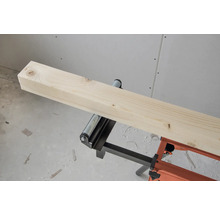 Dřevěný trám na válečkovém stojanu