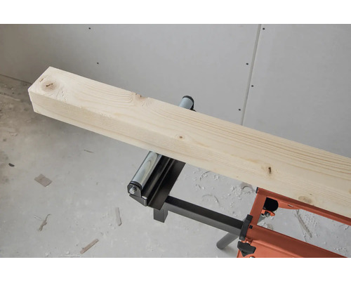 Dřevěný trám na válečkovém stojanu