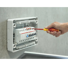 Instalace pojistkové skříně pomocí šroubováku Wiha