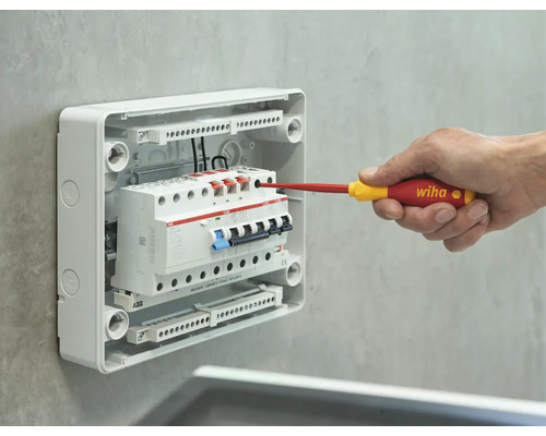 Instalace pojistkové skříně pomocí šroubováku Wiha