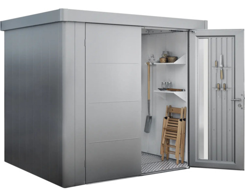 Zahradní domek s posuvnými dveřmi a zahradním nářadím