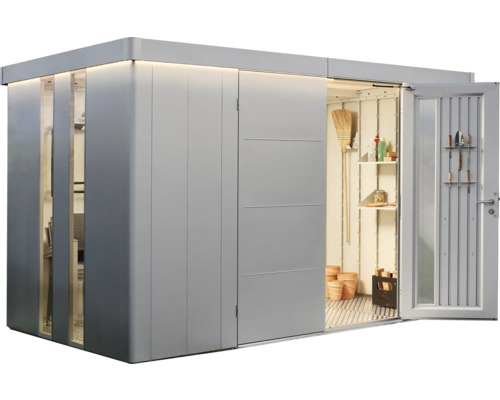 Zahradní skříň s otevřenými dveřmi, policemi a zahradním nářadím