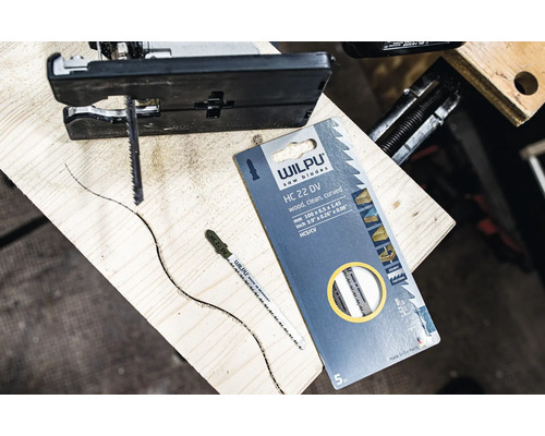 Pilové listy Wilpu HC 22 DV s přímočarou pilou na dřevěné desce