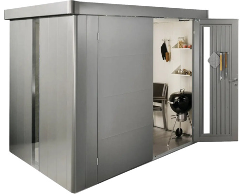 Kovová kůlna s otevřenými dveřmi, uvnitř gril a police