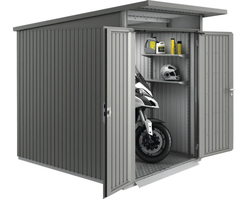 Kovová kůlna s otevřenými dveřmi, motocykl, helma a regály