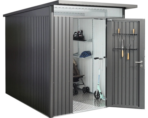 Kovový zahradní domek s otevřenými dveřmi a zahradním nářadím