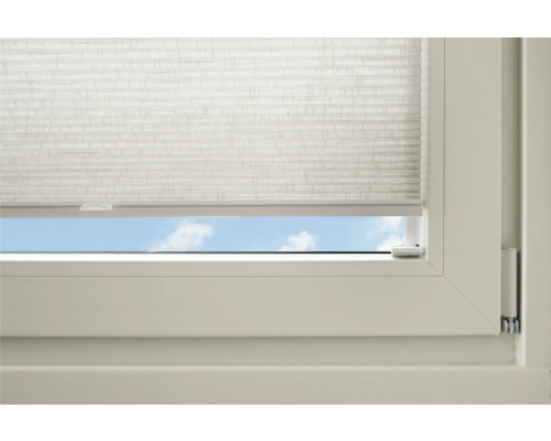 Detailní pohled na okno s namontovanou plisovanou roletou pro dekoraci oken a ochranu proti slunci