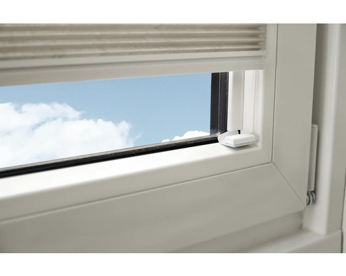 Zavřené okno se žaluzií a výhledem na oblohu