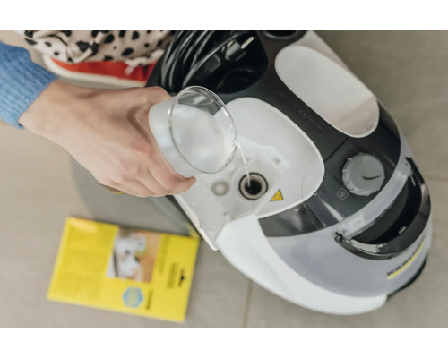 Osoba nalévá vodu do parního čističe Kärcher