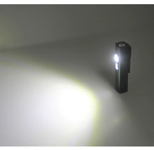 Černá LED svítilna v provozu