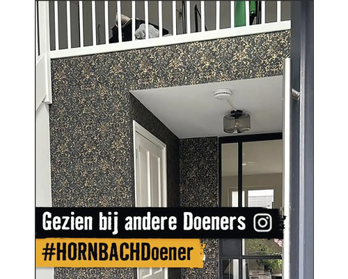 Chodba se vzorovanou tapetou, stropní svítidlo a hlásič kouře