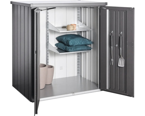 Kovová zahradní skříň s policemi a zahradním nářadím