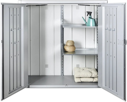 Otevřená skříň na nářadí s policemi a zahradním příslušenstvím