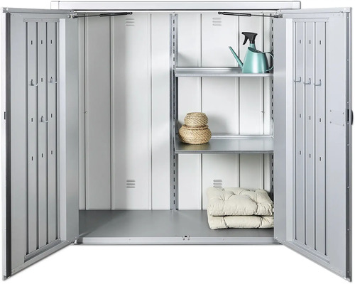 Otevřená skříň na nářadí s policemi a zahradním příslušenstvím