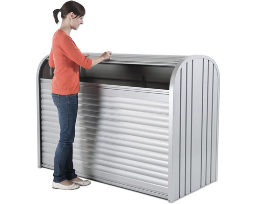 Žena otevírá zahradní box s roletou