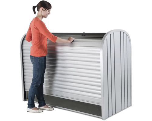 Žena otevírá roletovou skříňku pro venkovní použití