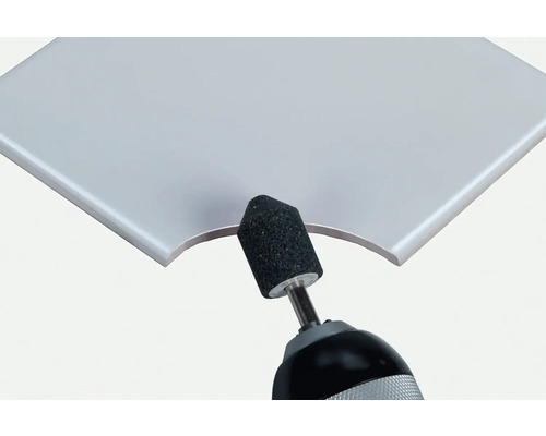 Vrtací korunka opracovává okraj dlaždice