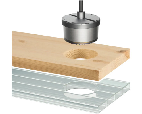 Děrovací pila vrtá otvor do dřeva a plastového panelu