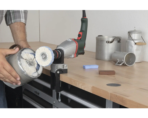 Opracování kovu s lešticím nástavcem na obrobku.