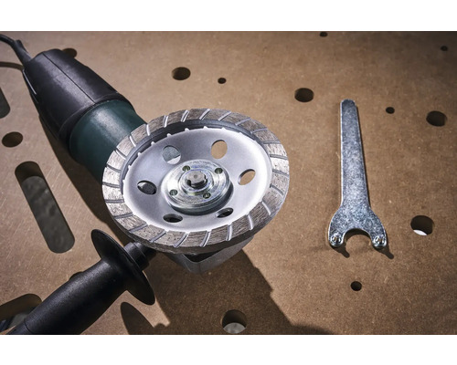 Úhlová bruska s diamantovým hrncovým kotoučem a klíčem