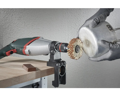 Vrtací stroj s drátěným kartáčem na čištění kovového povrchu