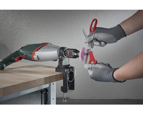 Vrtačka s namontovaným brusným nástavcem se používá k ostření nůžek.