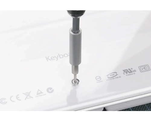 Šroubovák utahuje šroub v elektronickém zařízení