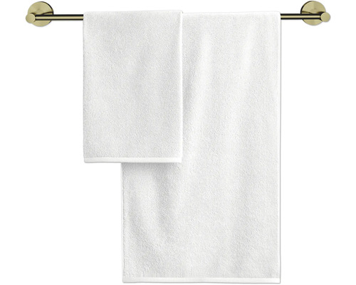 Dva ručníky visí na tyči na ručníky.