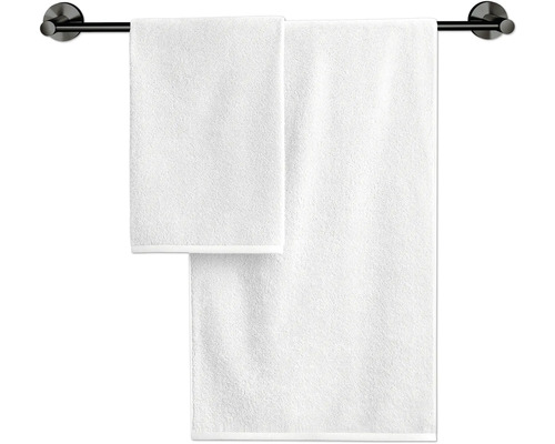 Dva bílé ručníky visí na držáku na ručníky.