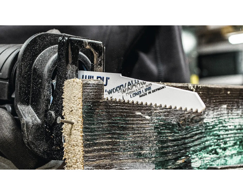 Šavlová pila řeže dřevo s pilou na kov