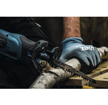 Osoba řeže větev elektrickou pilou ocaskou a pilovým listem Wilpu.