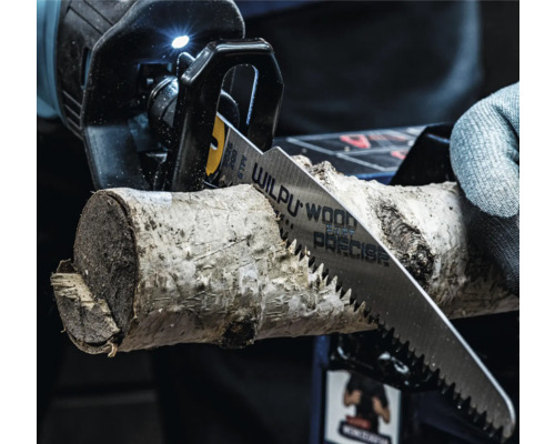 Detailní pohled na ocasku řežící kus dřeva.