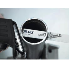 Pilový list na kov při řezání kovové trubky.