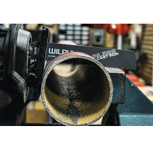 Čepel šavlové pily řeže kovovou trubku