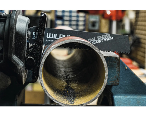 Čepel šavlové pily řeže kovovou trubku