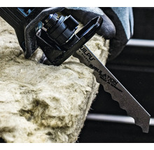 Šavlová pila řeže izolační materiál