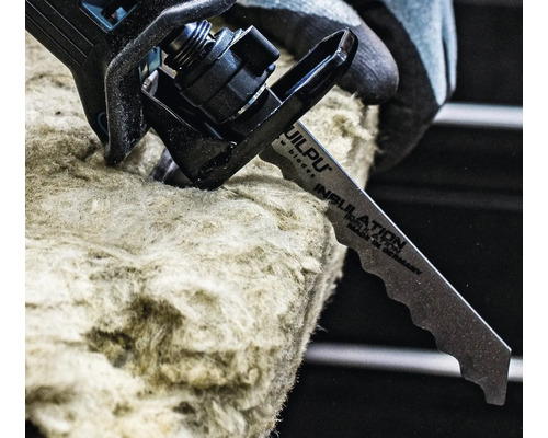 Šavlová pila řeže izolační materiál