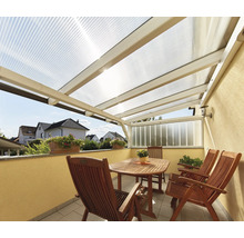 Terasa se střechou, stolem a židlemi