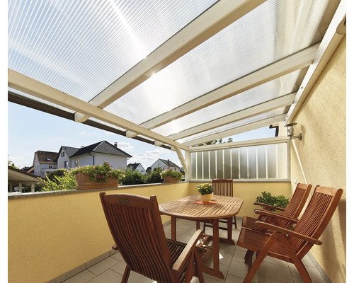 Terasa se střechou, stolem a židlemi