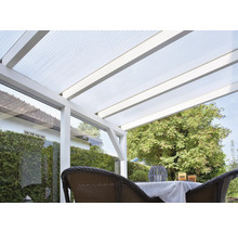 Terasa se střechou z průhledného plastu a bílým rámem.