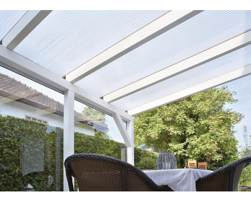 Terasa se střechou z průhledného plastu a bílým rámem.