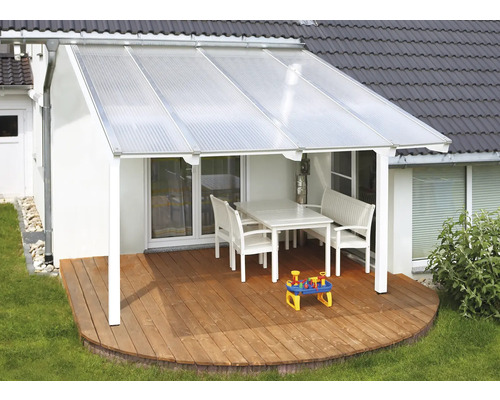 Terasa se střechou, stolem a lavicí na dřevěné terase