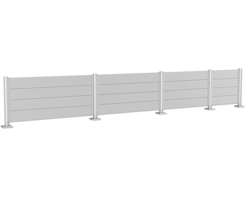 Plot z vodorovných panelů a kovových sloupků