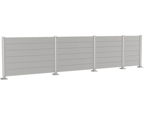 Plot s vodorovnými lamelami a kovovými sloupky