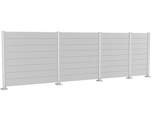 Plot s vodorovnými panely a kovovými sloupky