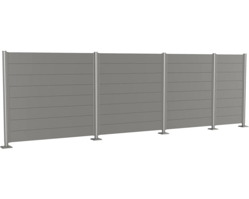 Šedý plot na ochranu soukromí z vodorovných lamel a kovových sloupků