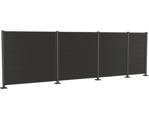 Zahradní plot s vodorovnými panely a sloupky